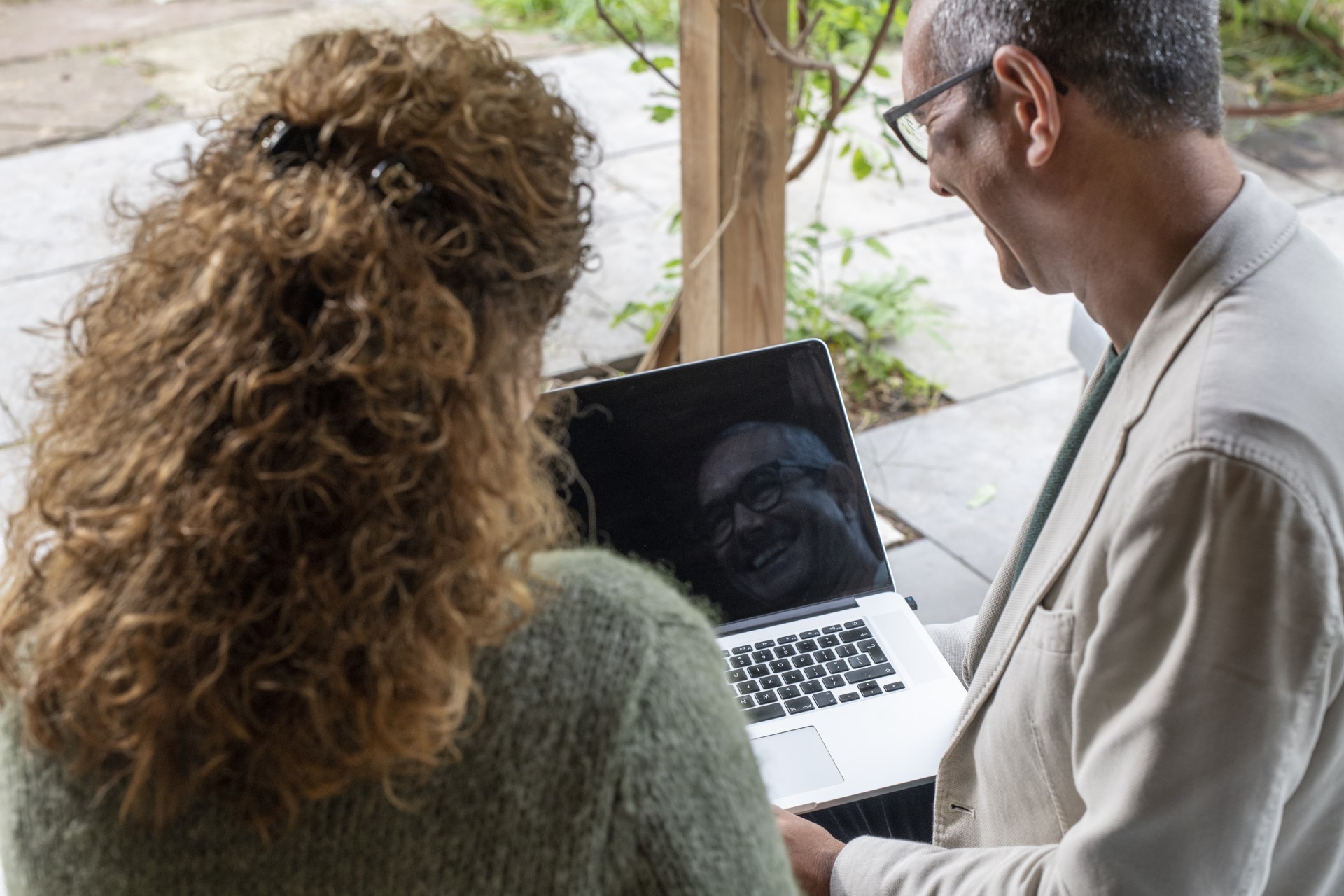 Man en vrouw kijken naar hun laptop