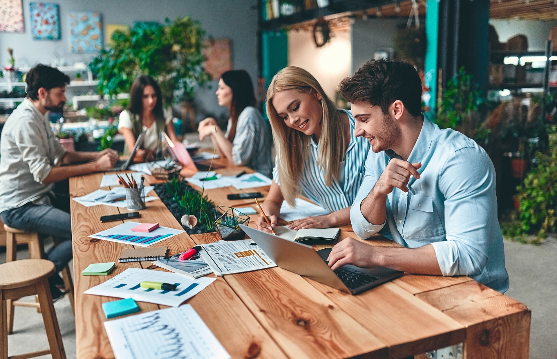 Jonge mensen werken samen rechtsvorm aansprakelijkheid
