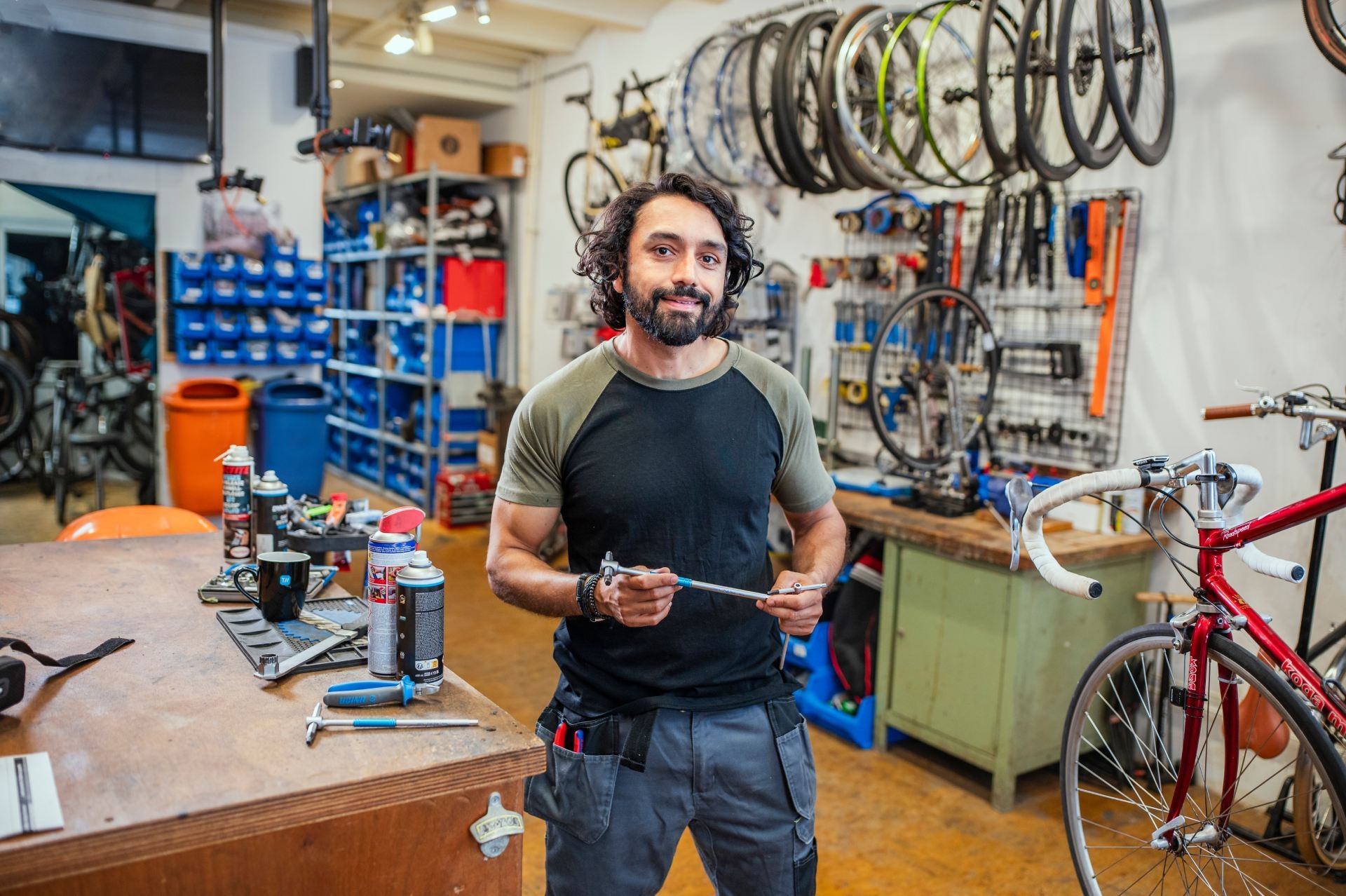 Fietenmaker staat met gereedschap bij een fiets