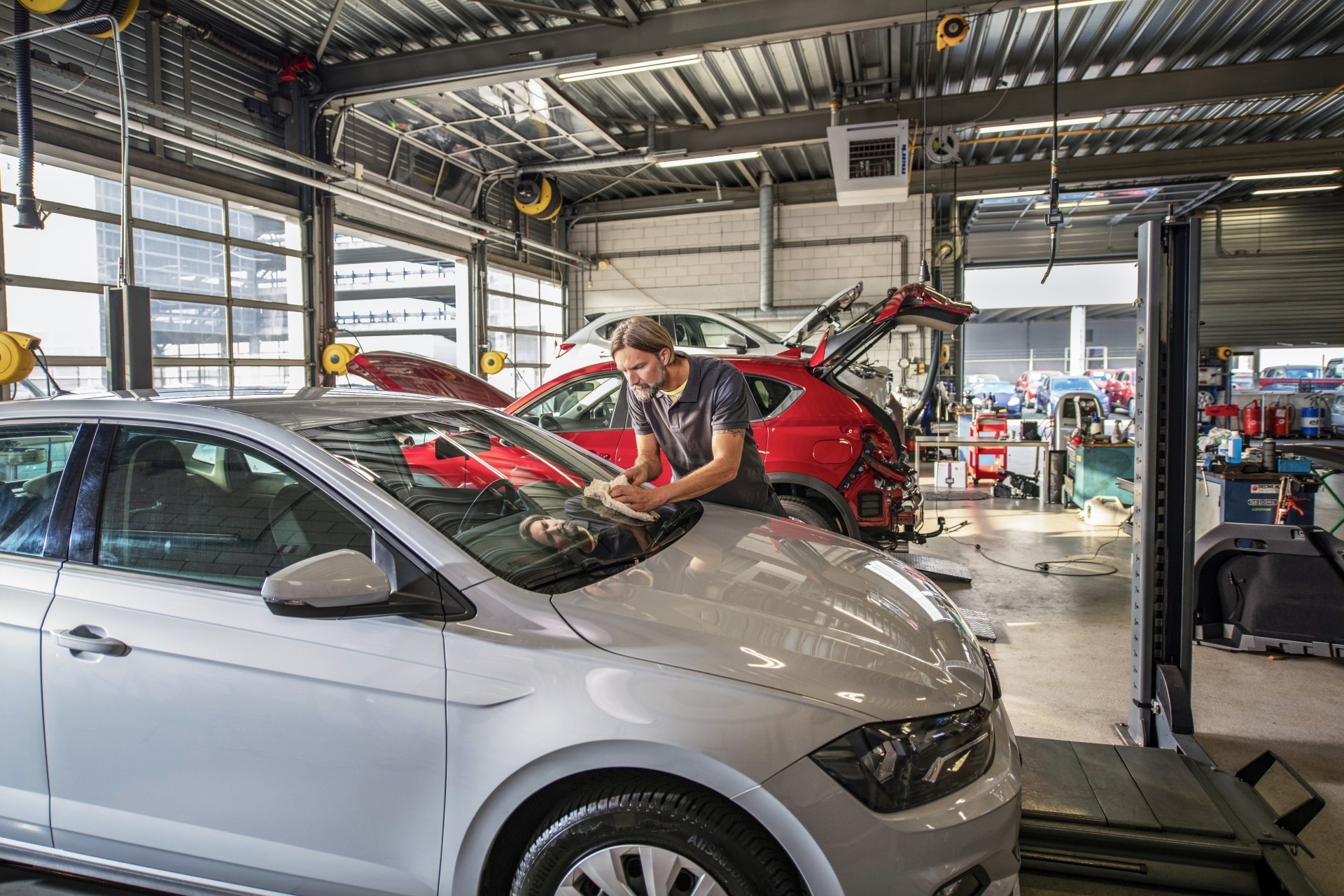 Monteur werkt in een garage aan een auto