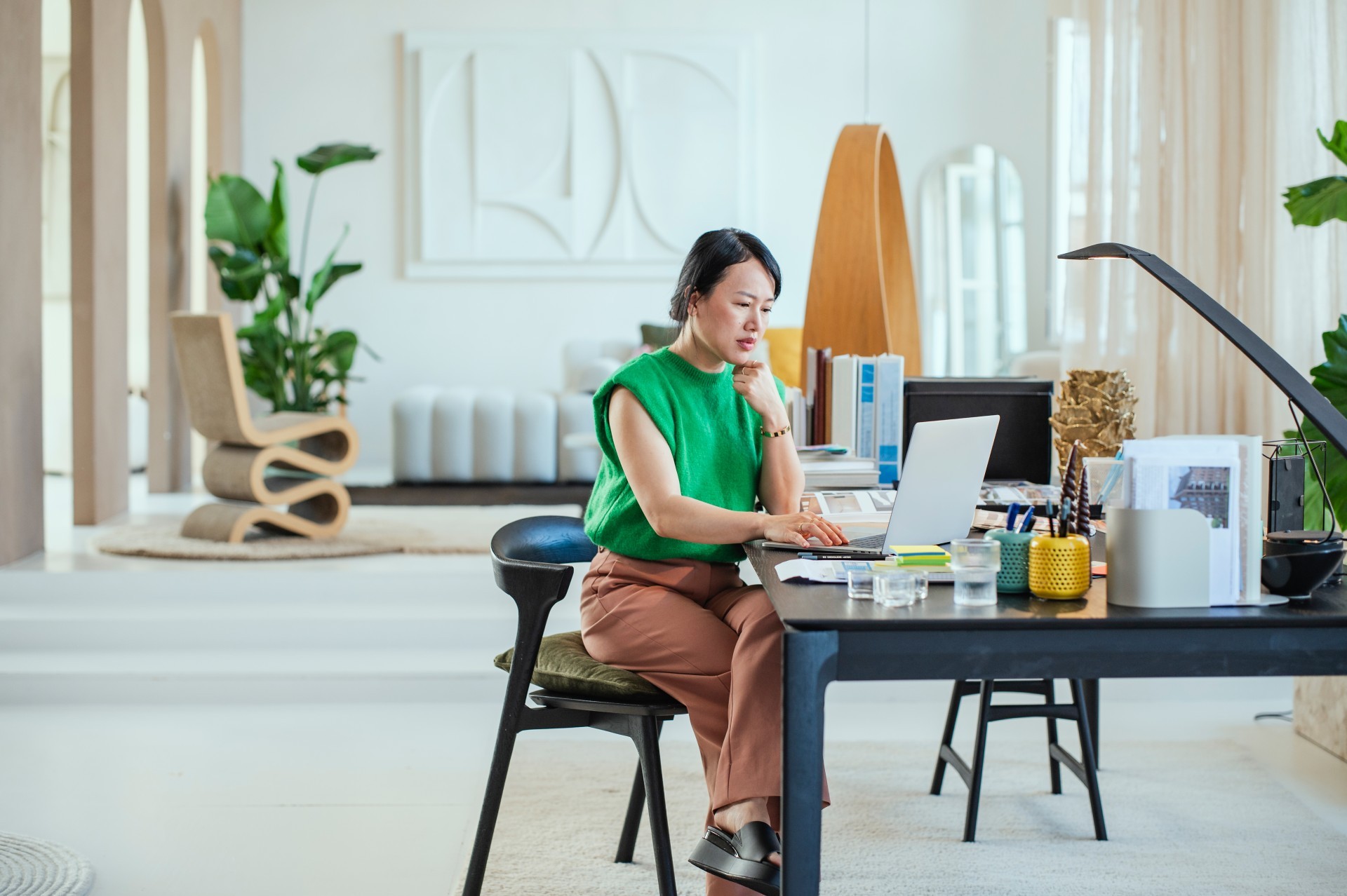 Ondernemer kijkt nadenkend naar haar laptop