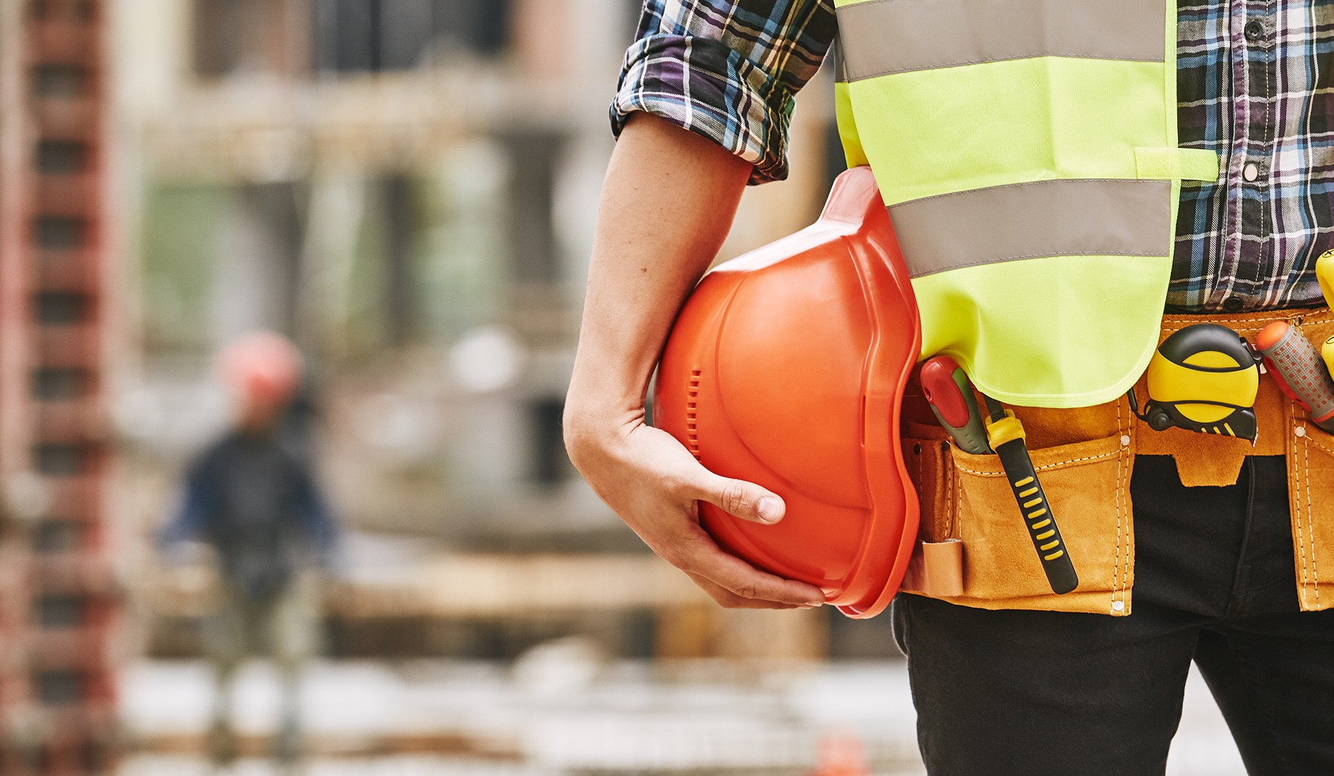 Werknemer in bouw: helm biedt bescherming